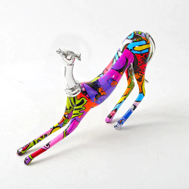 Statue eines Windhunds mit Graffiti-Malerei aus Kunstharz