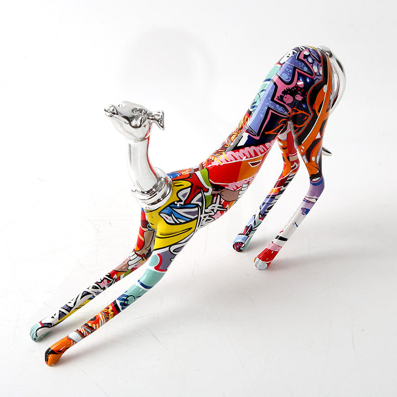 Statue eines Windhunds mit Graffiti-Malerei aus Kunstharz