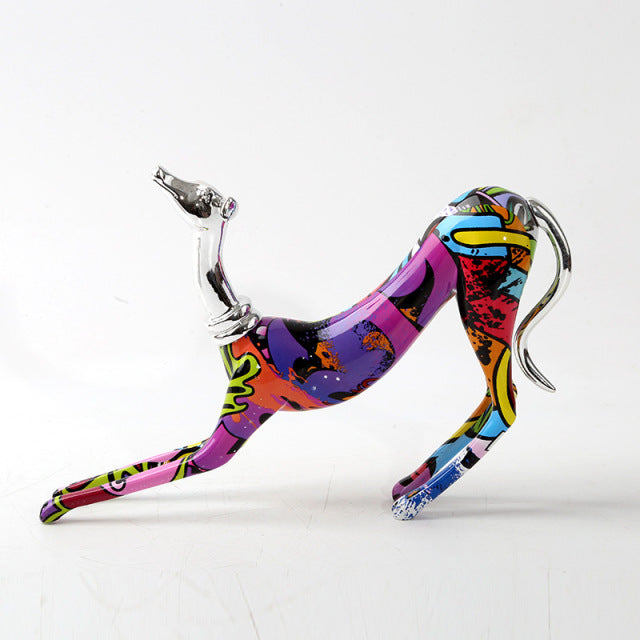 Statue eines Windhunds mit Graffiti-Malerei aus Kunstharz